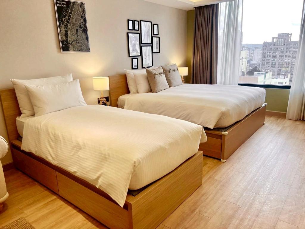 Theme, 1 Queen and 1 Single Bed