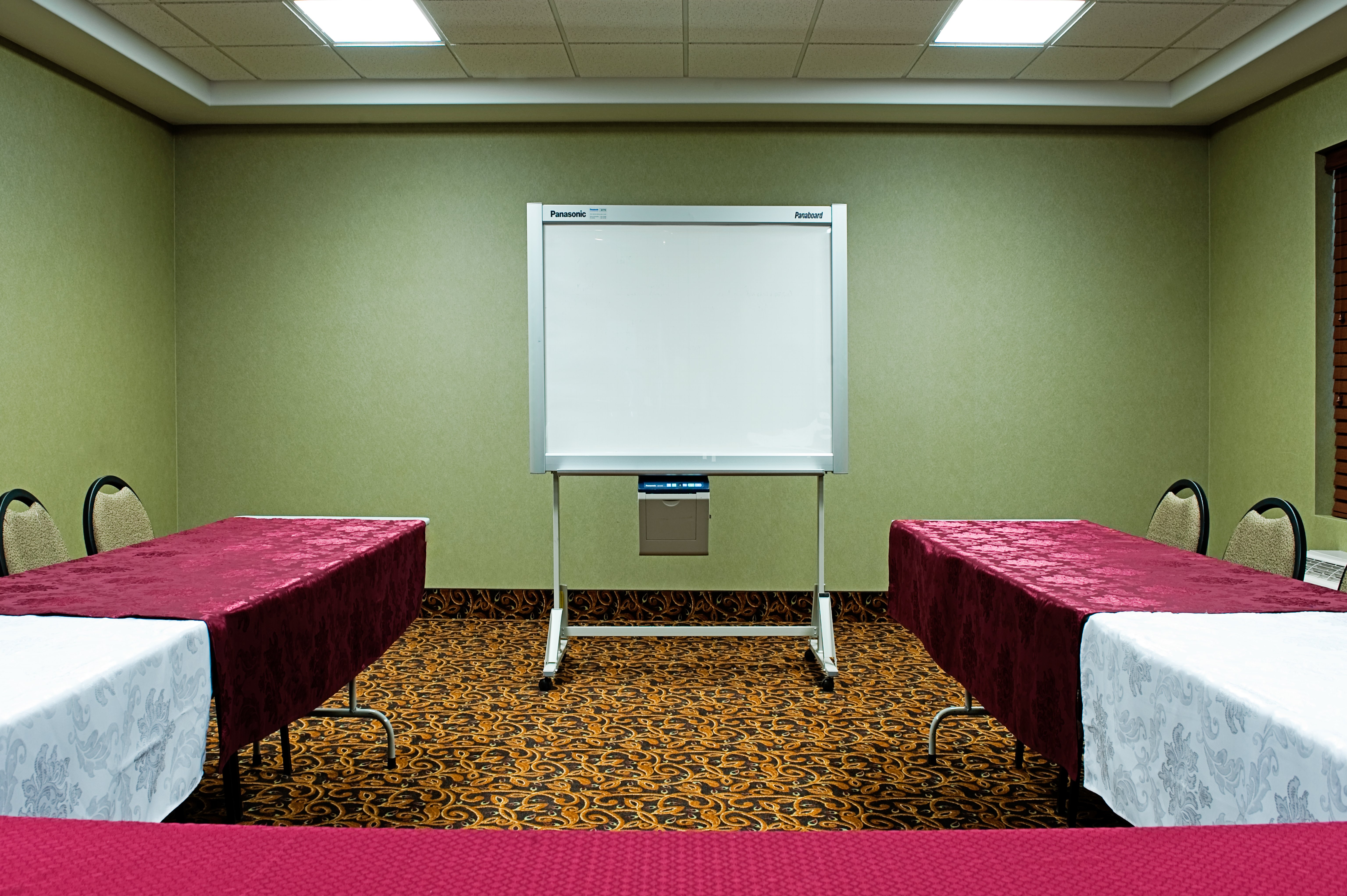 Holiday Inn Express Hotel & Suites Drayton Valley 41/50
