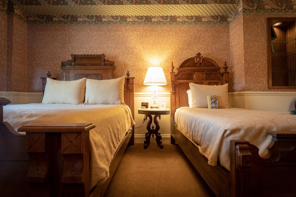 HISTORIC STRATER HOTEL 38/68