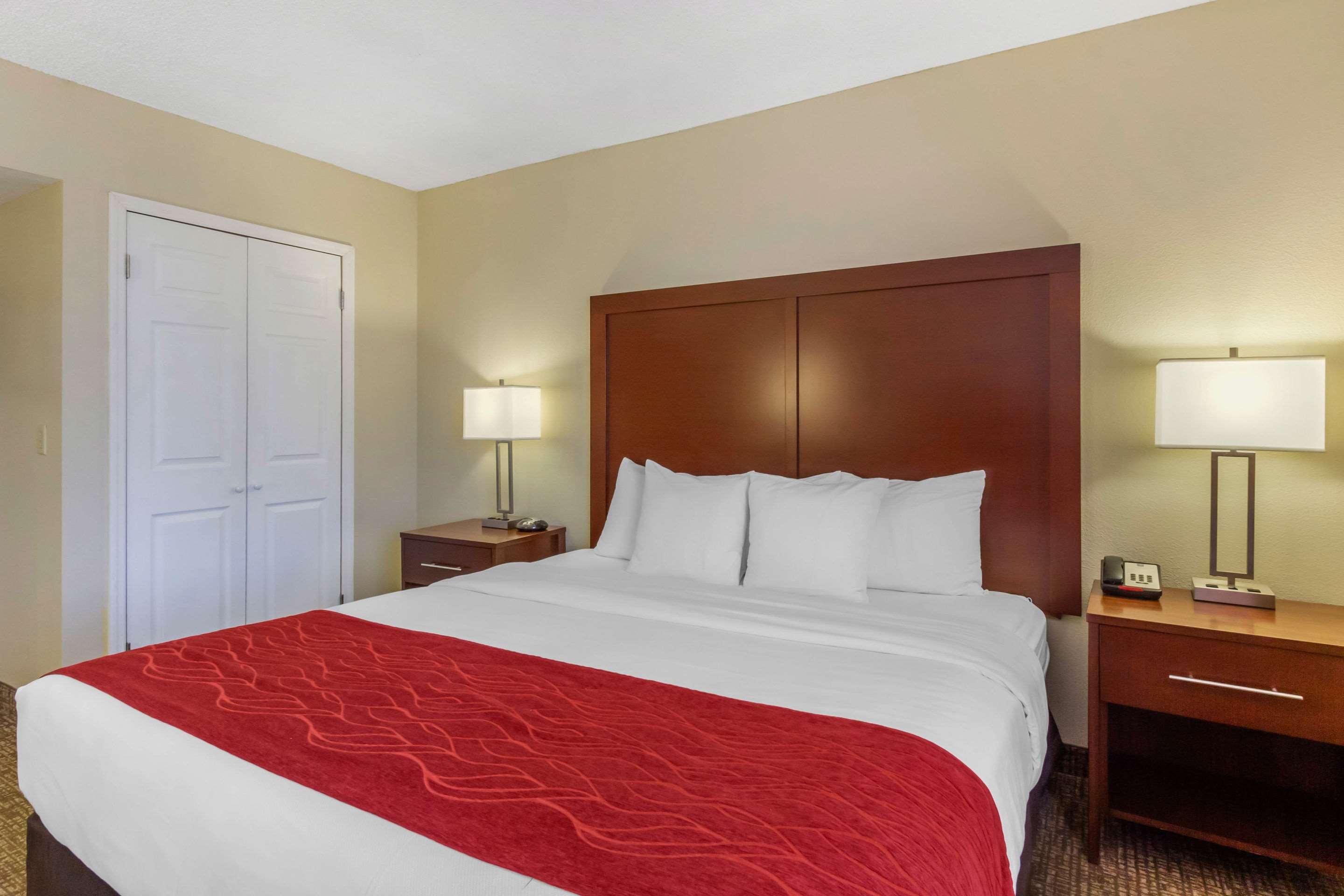 ROOM, KING BED