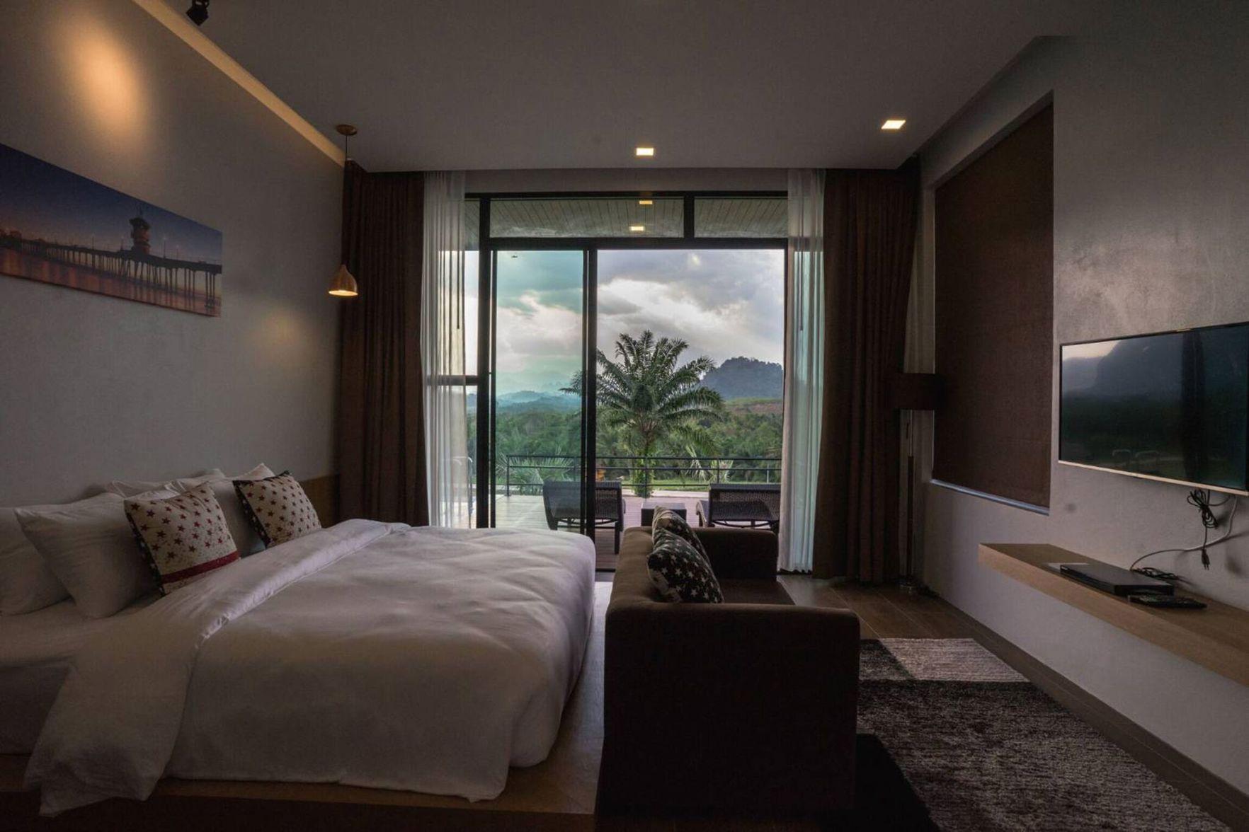 Deluxe, King Bed, Pool Access