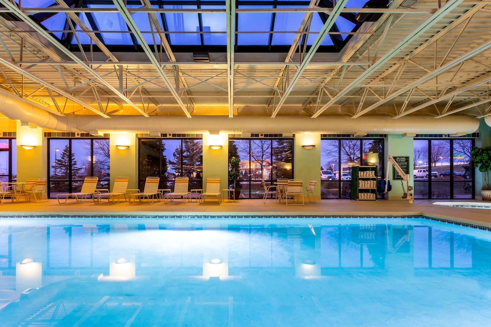 La Quinta Inn Suites Madison American Center 4/38