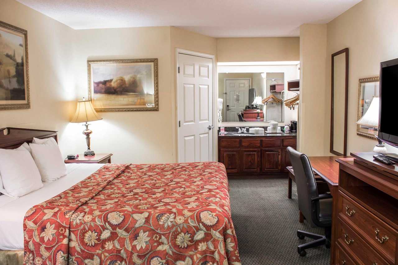 Econo Lodge Greenville near University 27/64