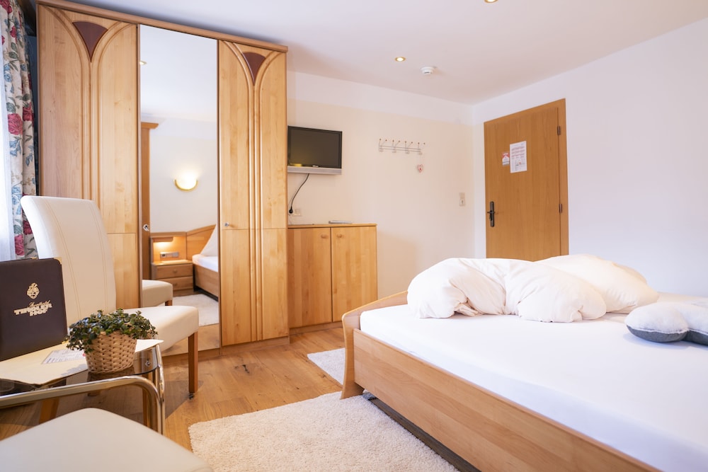 BEAUTY & SPORTHOTEL TIROLERHOF 12/50