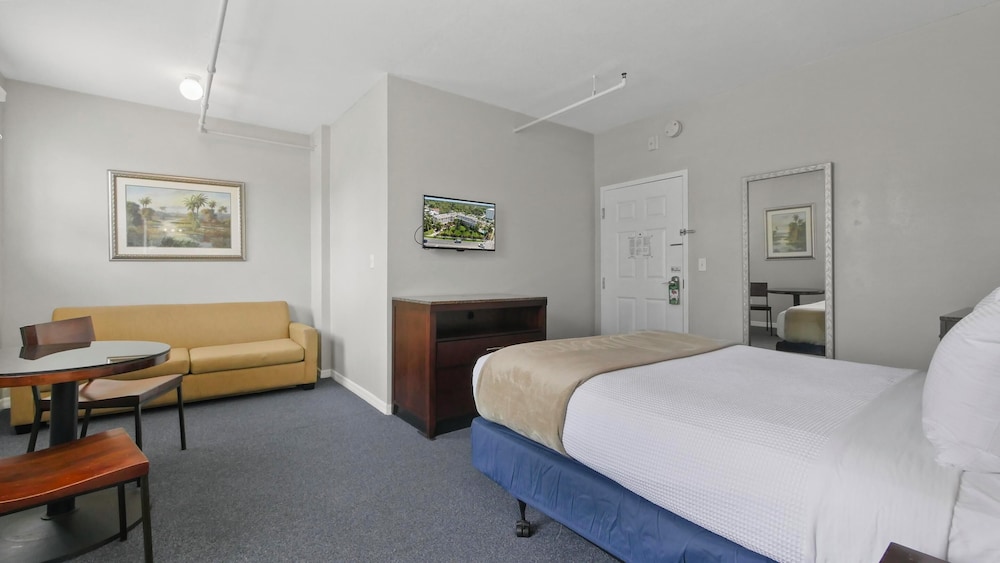 DELUXE, QUEEN BED, SOFA