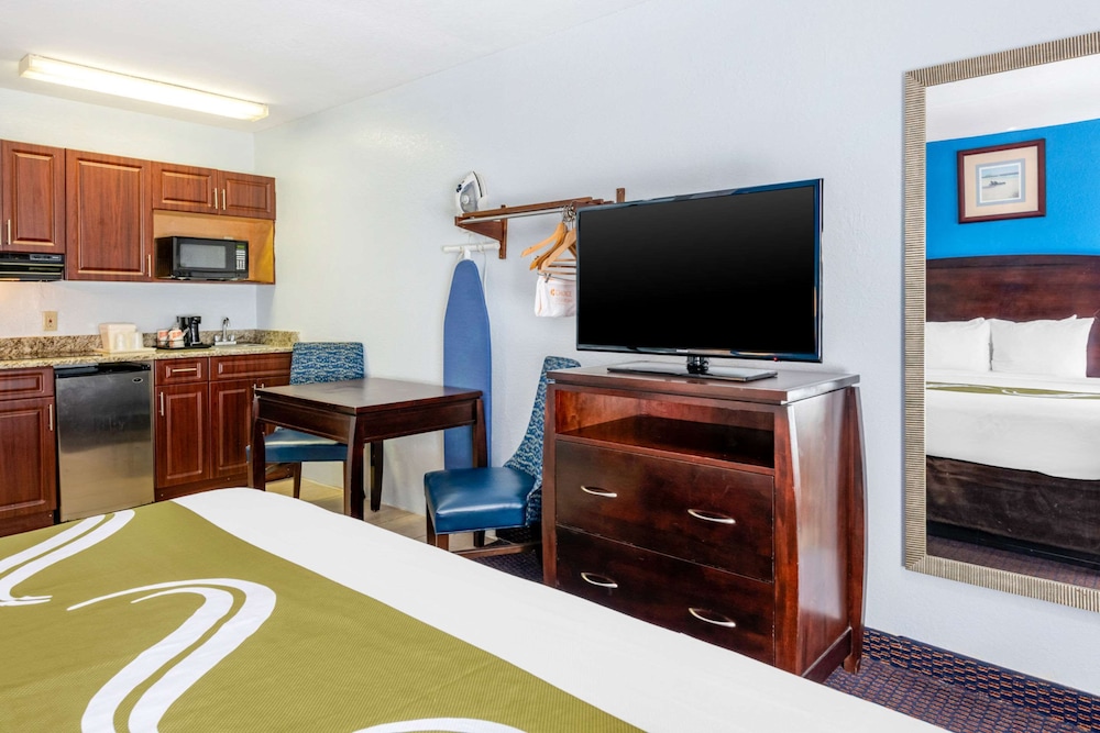 Quality Inn Sarasota North Near Lido Key Beach 8/30