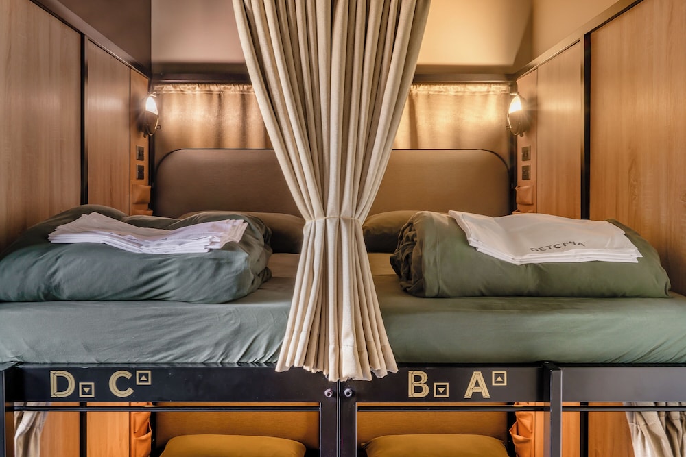 MIXED DORM, 6 BEDS, SHARED BATHROOM