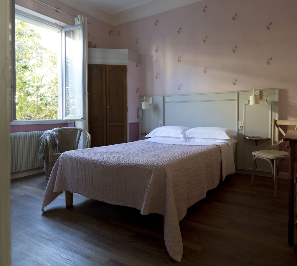 ROOM, DOUBLE BED