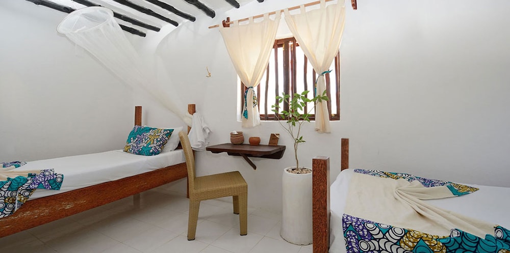 2 BEDROOMS, BUNGALOW, GARDEN VIEW