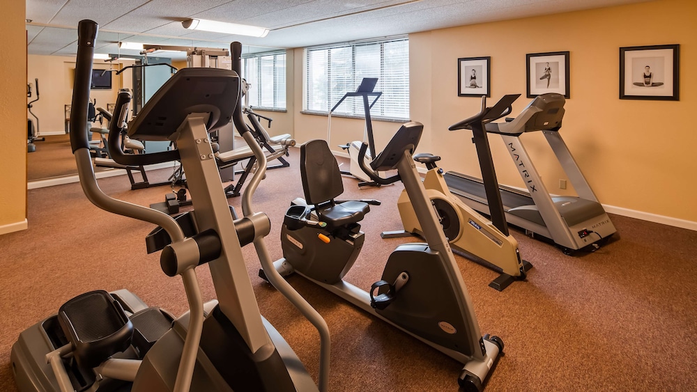 Best Western East Towne Suites 23/42