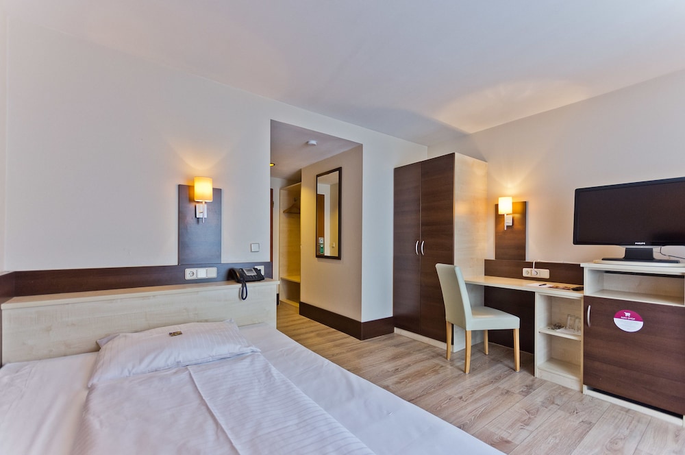 Astor Hotel 26/80