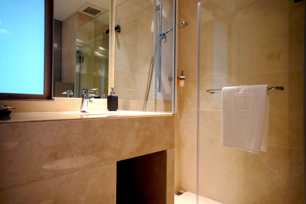 E Hotel Hong Kong 50/50