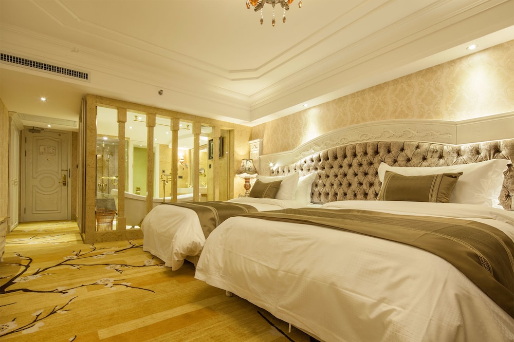 DELUXE, DOUBLE OR TWIN BED, MOUNTAIN VIEW