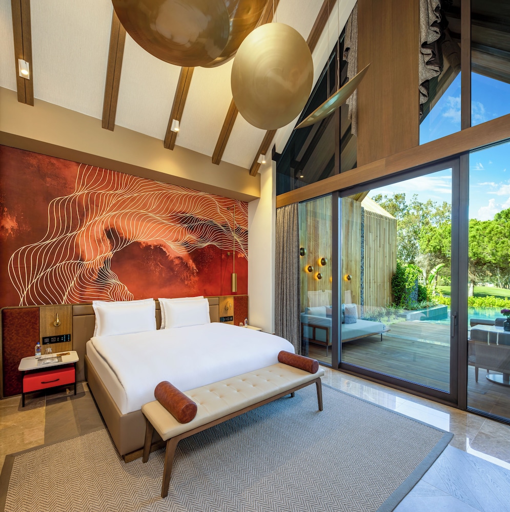 Lagoon, Suite, King Bed, Golf Course View