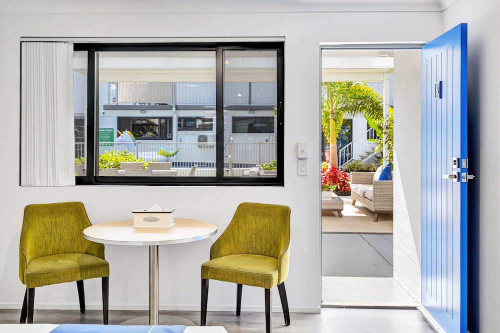Montego Mermaid Beach Motel 52/69