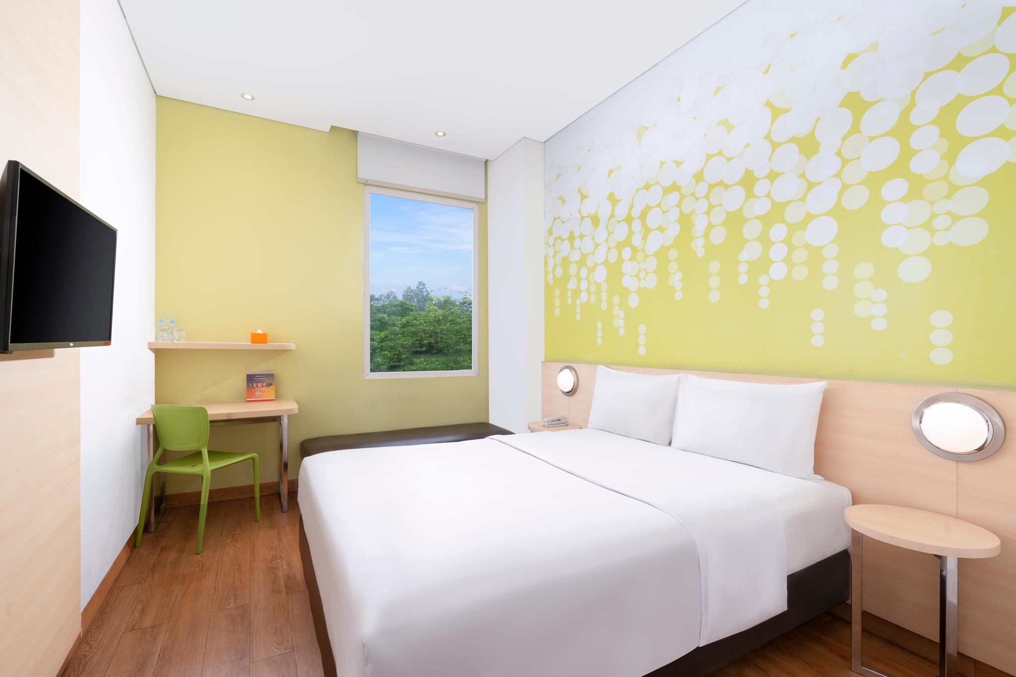 Room, King Bed, Pool Access