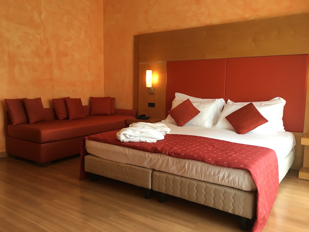 ROOM, TRIPLE