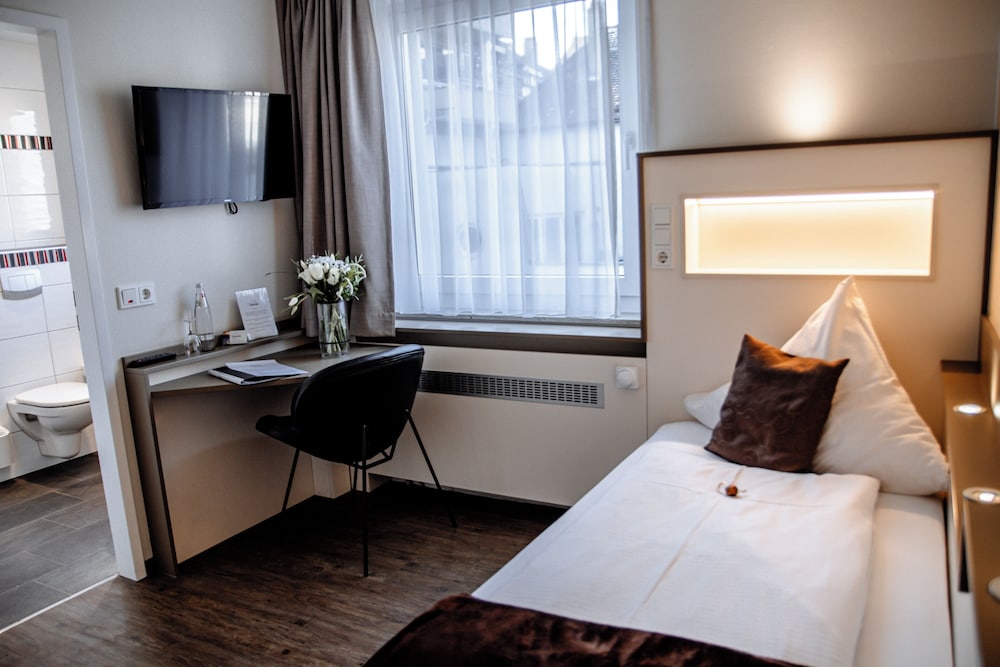 Central Hotel 16/36