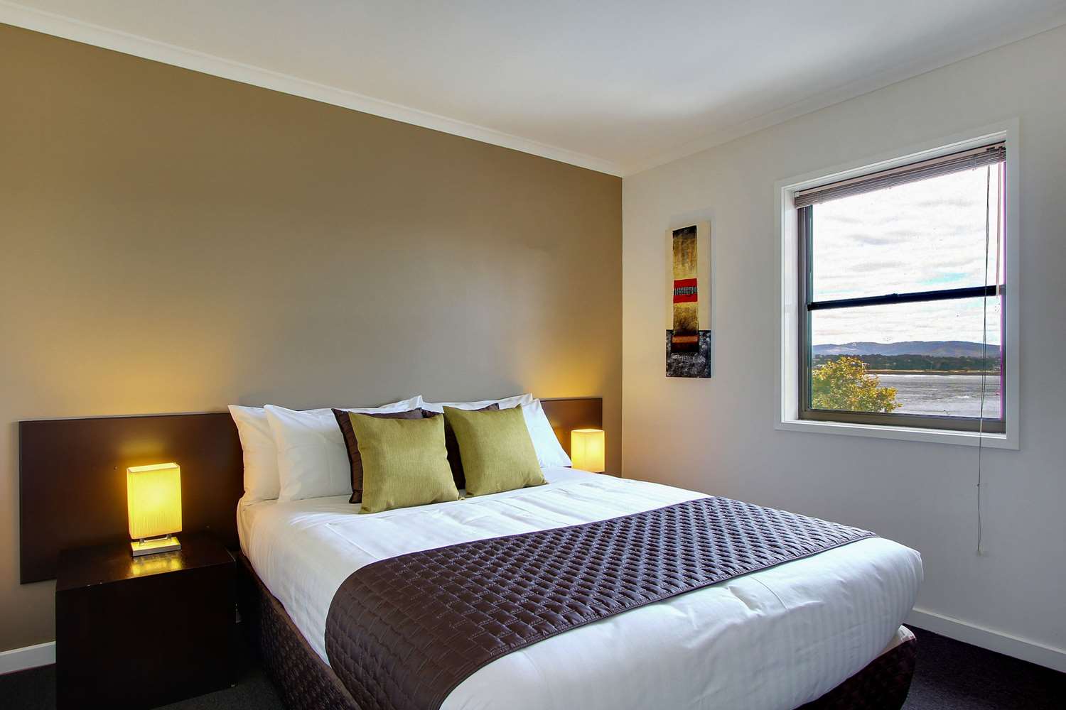 Efficiency, Suite, Queen Bed