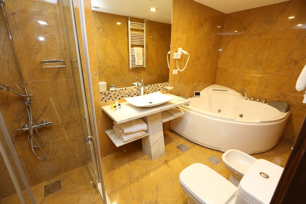 DELORA HOTEL AND SUITES 63/65