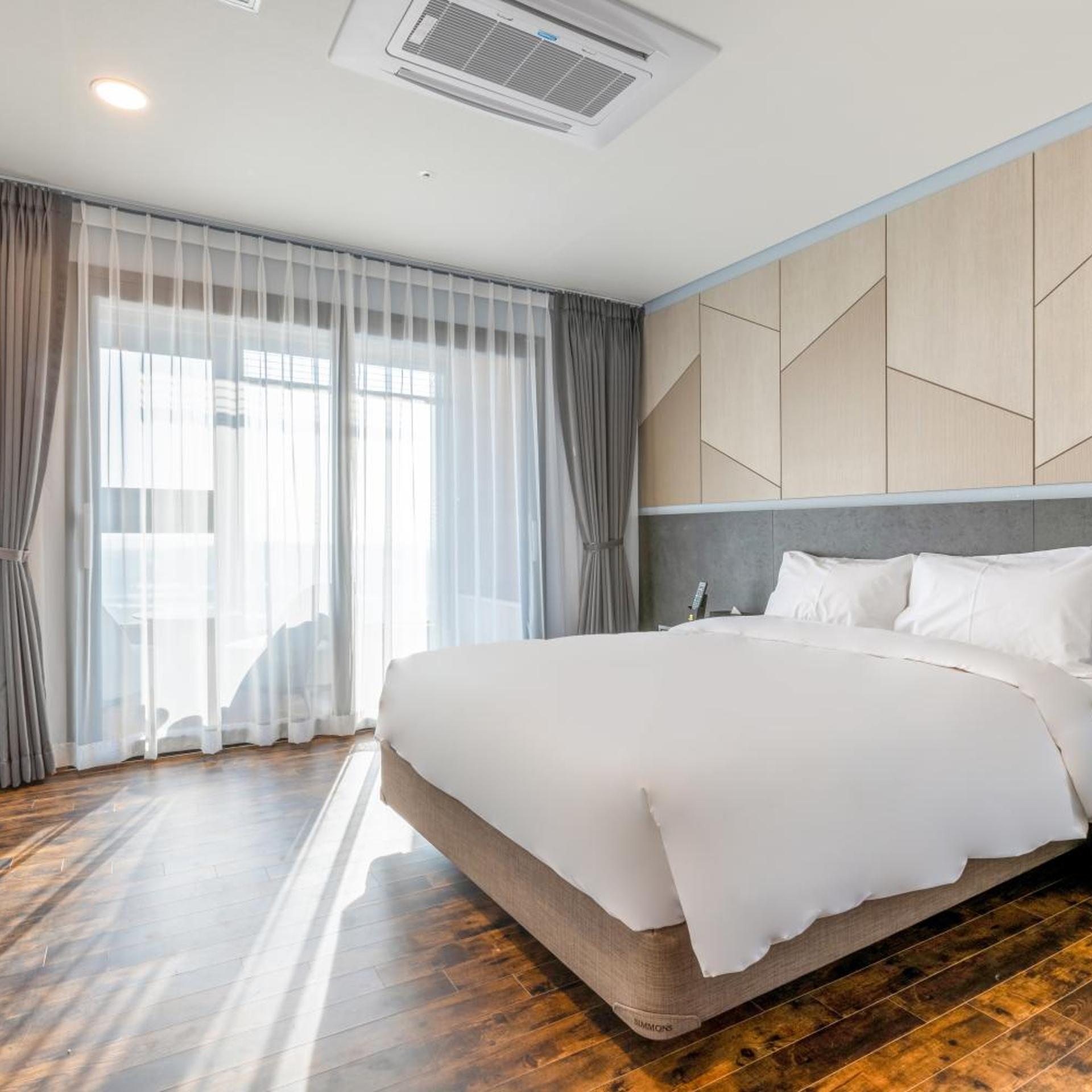 ROOM, DOUBLE BED