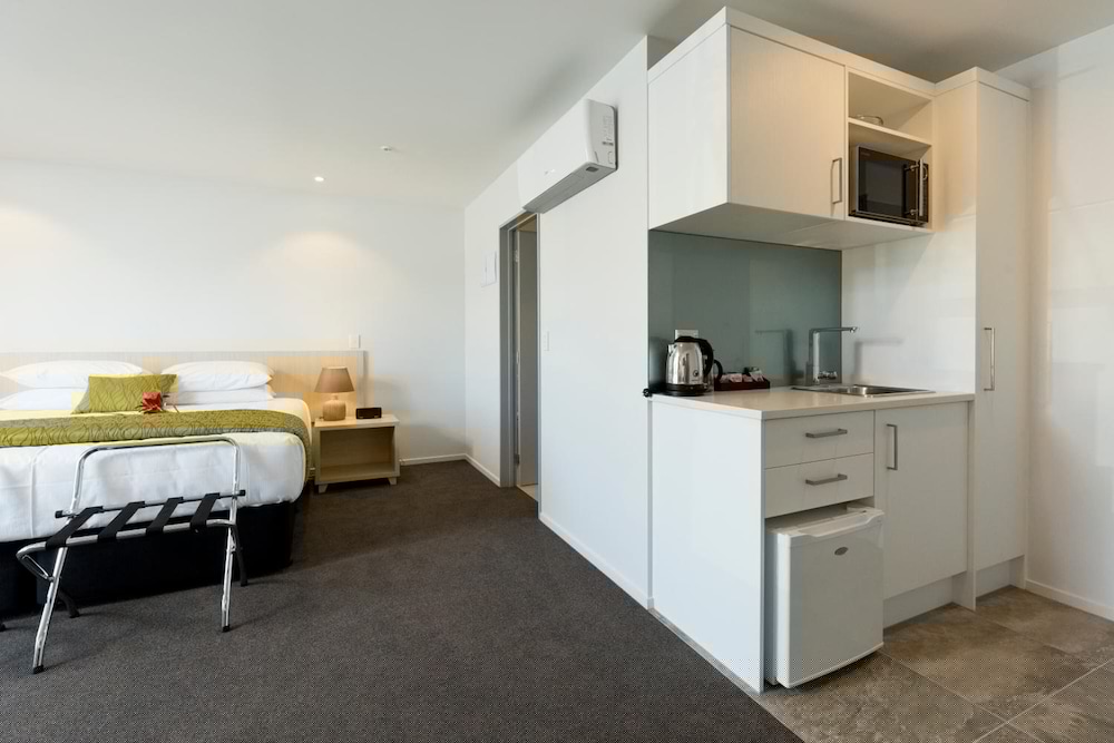 2 On Whiteleigh Motel 20/59