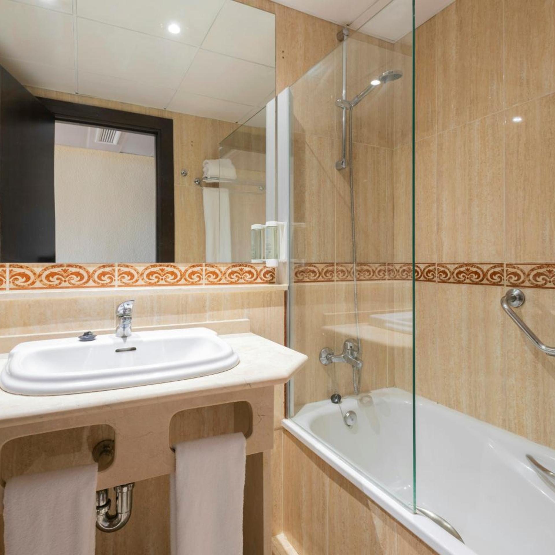 Superior, Triple, Sea View, Leonardo Hotel Torremolinos Costa del Sol 5/5