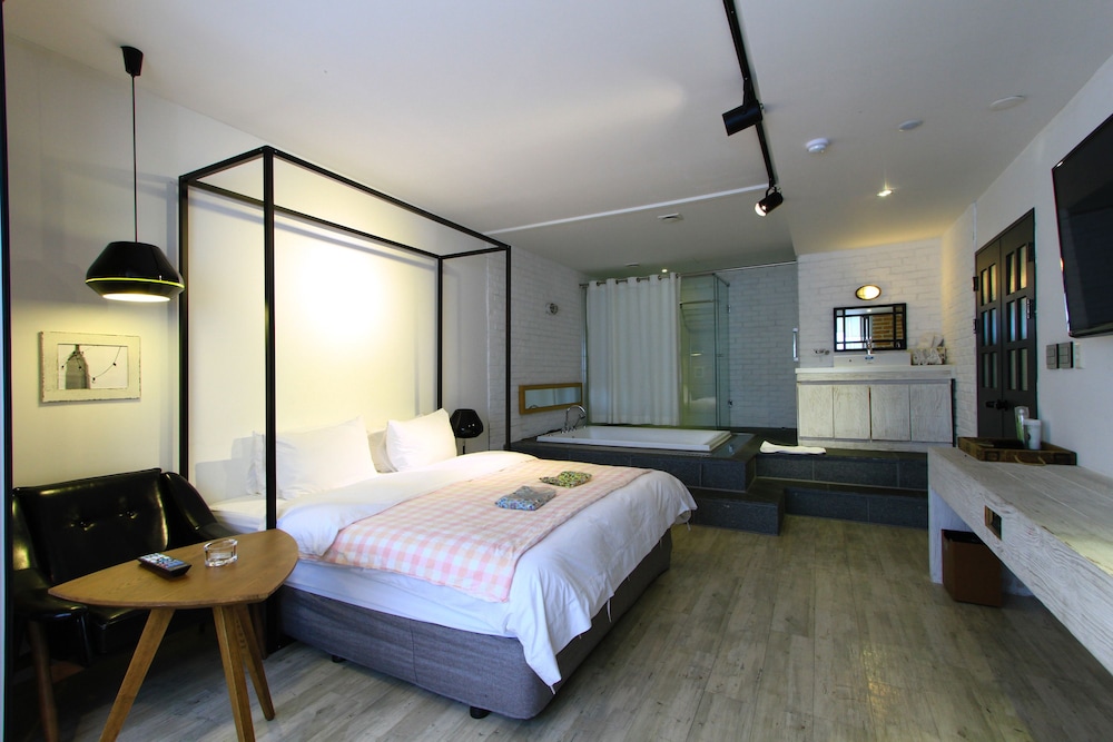 25 Hours Hotel 2 12/50