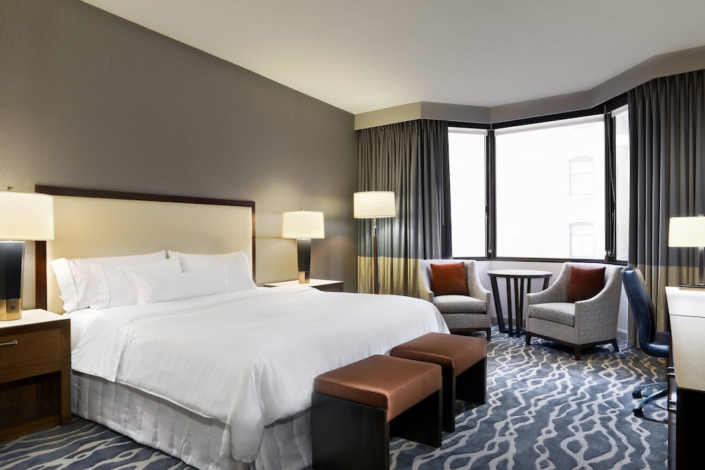 Junior Suite, King Bed, Tower View
