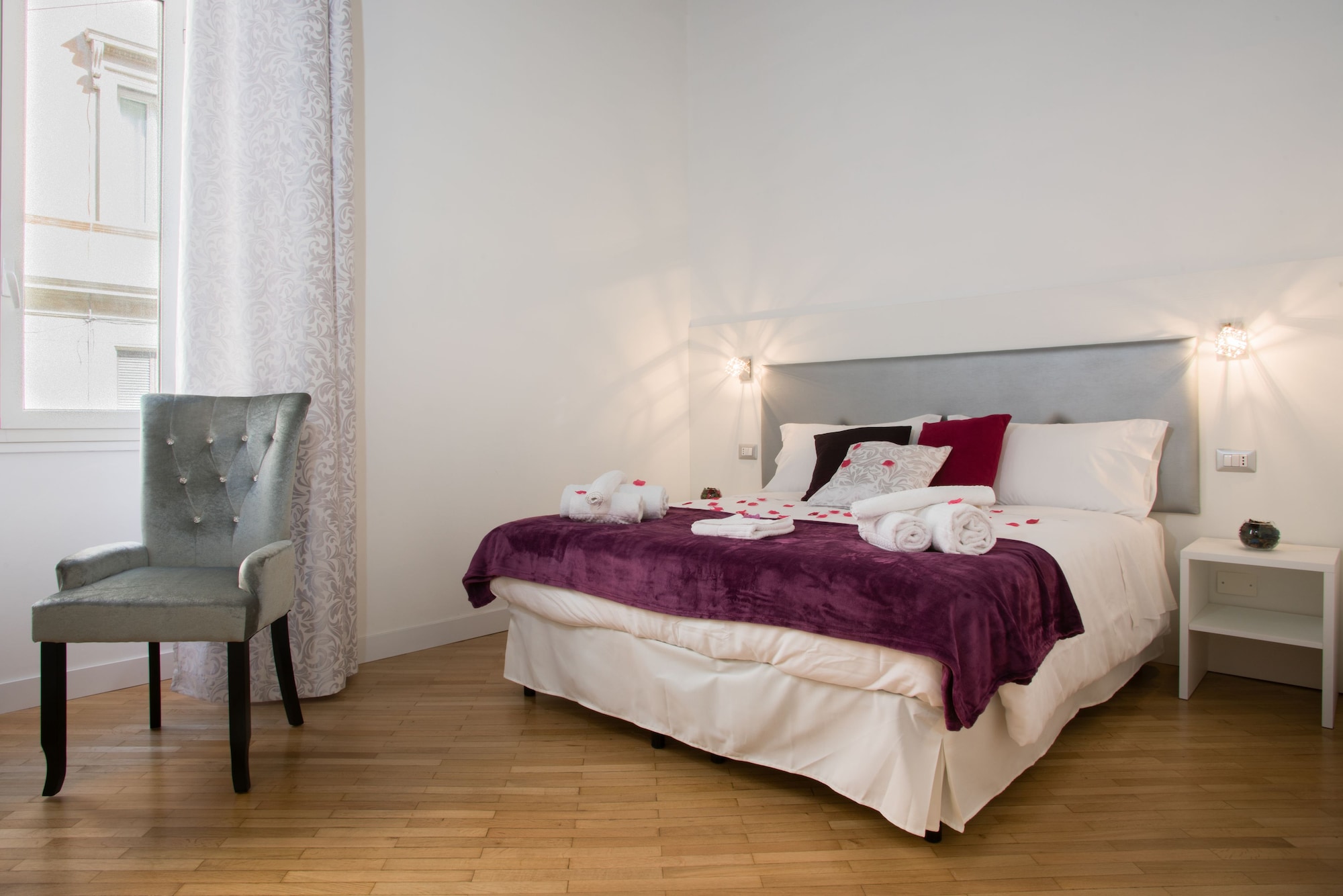 ROOM, DOUBLE BED