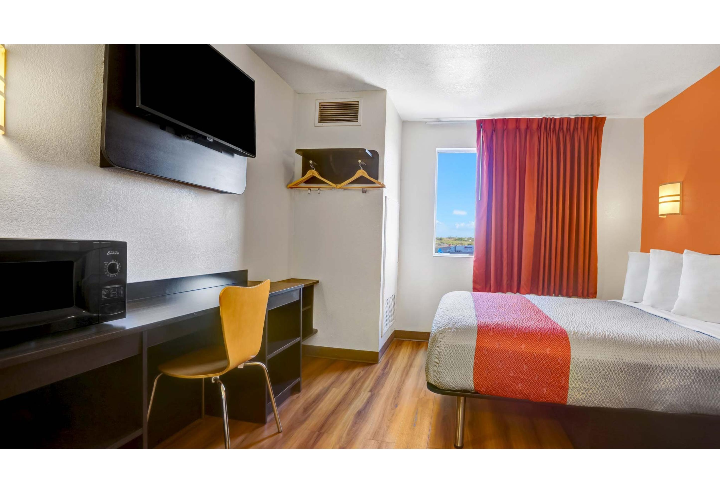 1 Queen Bed - Non-Smoking, Motel6 Benson, AZ 5/9