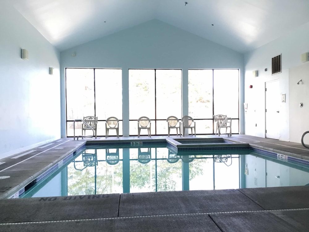 Super 8 by Wyndham Portland ME 15/23