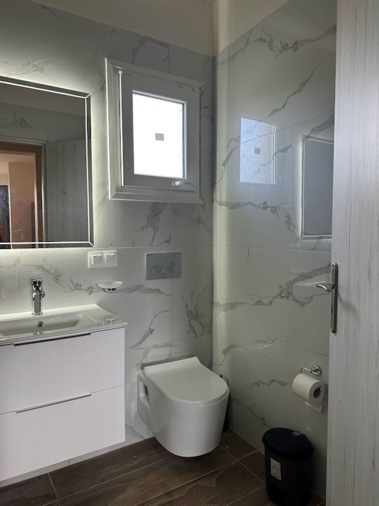 Aqua Luxury Suites 74/76