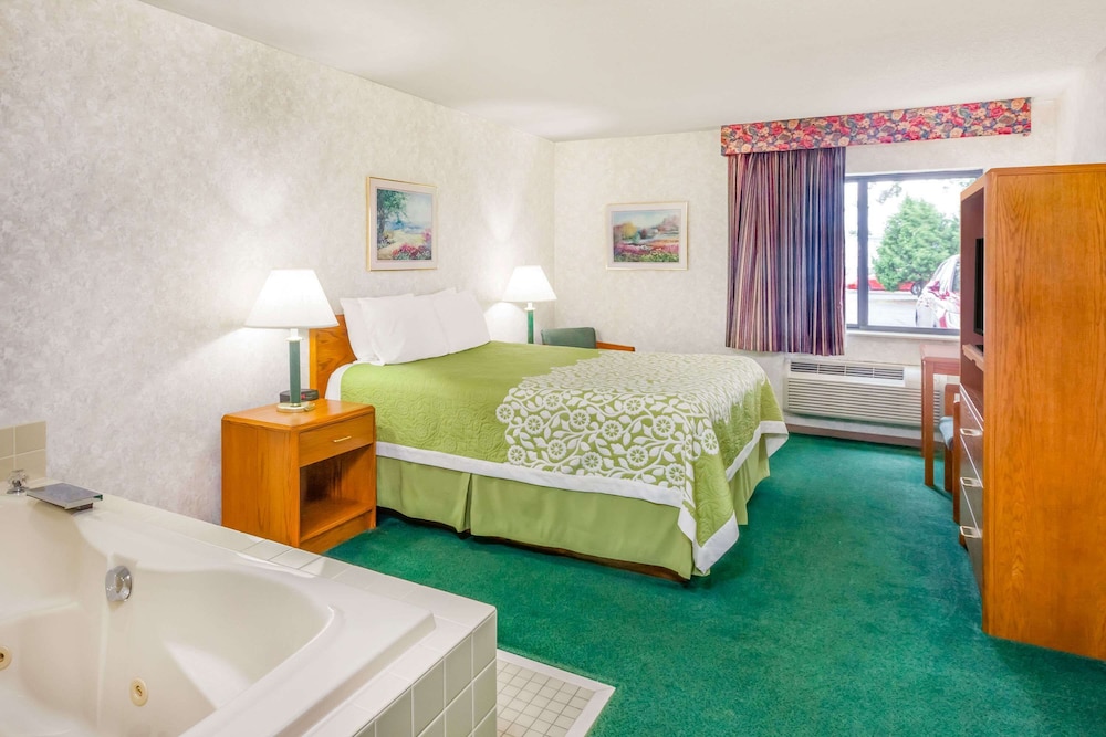 Days Inn By Wyndham Alpena 7/28
