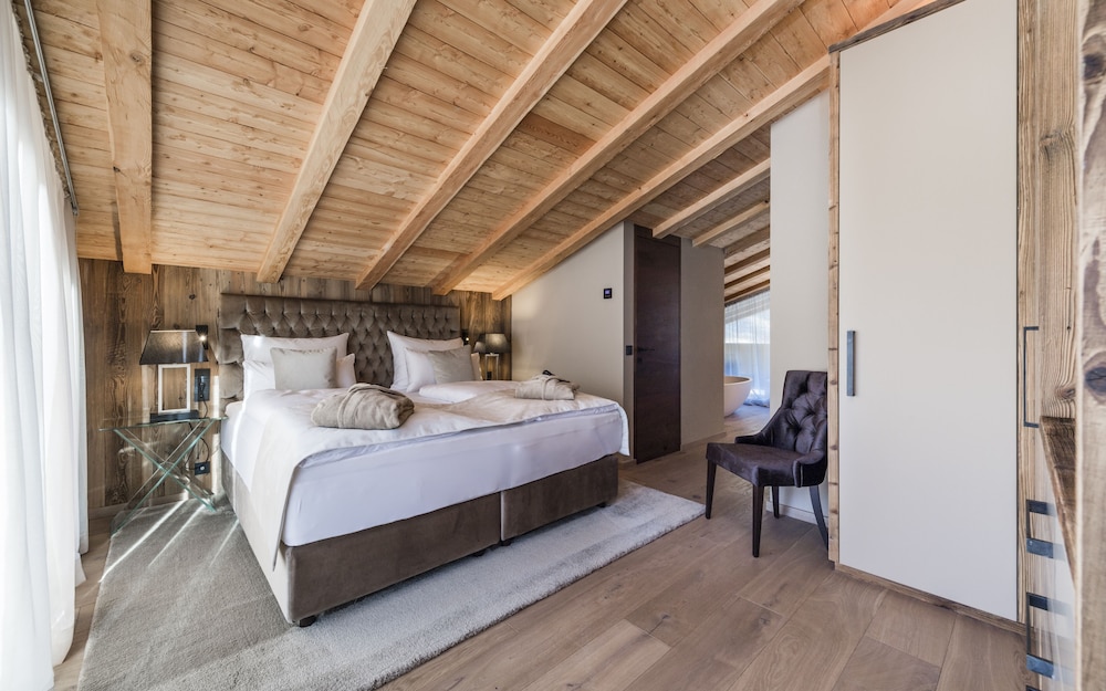 Suite, King Bed, Sofa, Sauna