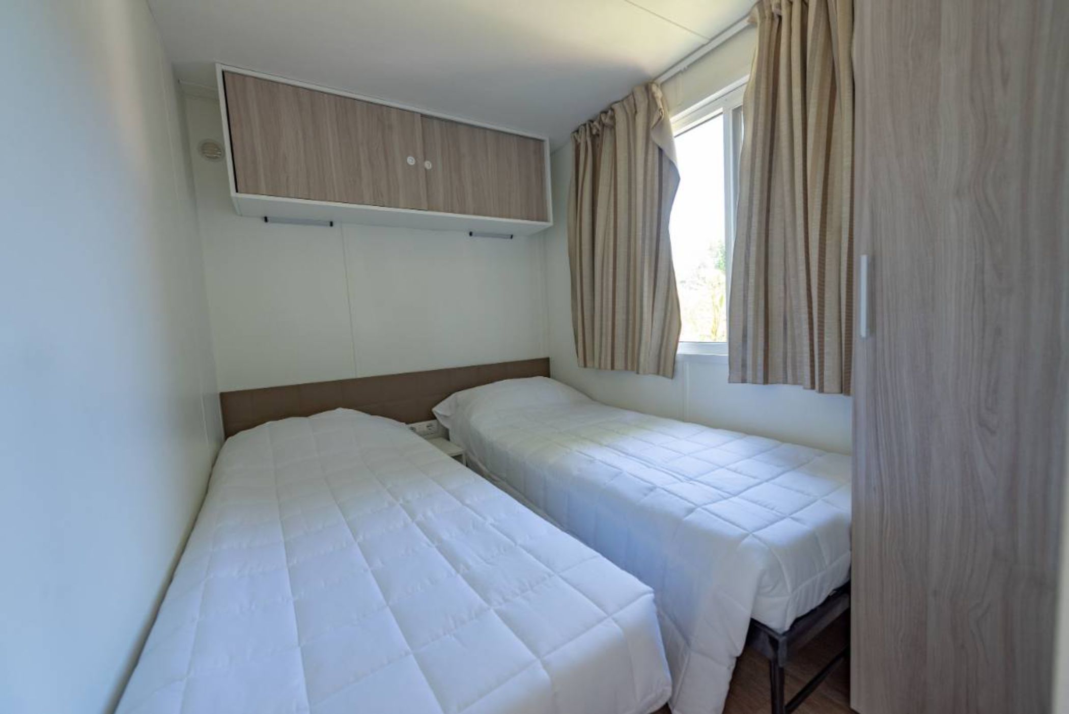 Deluxe, Lodge
