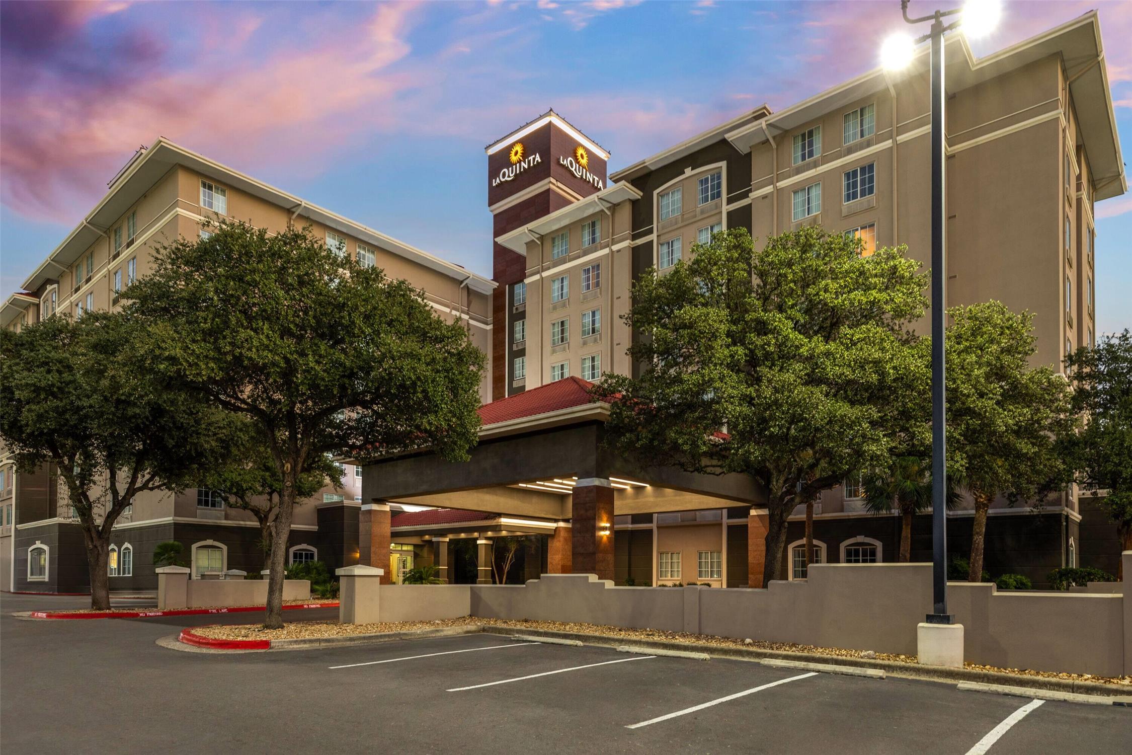 La Quinta Inn & Suites by Wyndham San Antonio Airport 56/63