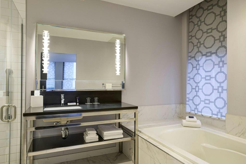 جناح تنفيذي بسرير كينج مع أريكة، Renaissance Cincinnati Downtown Hotel 5/5