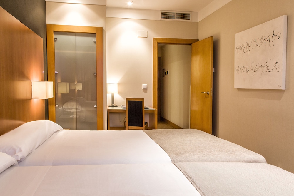 غرفة ثلاثية بثلاثة أسرّة