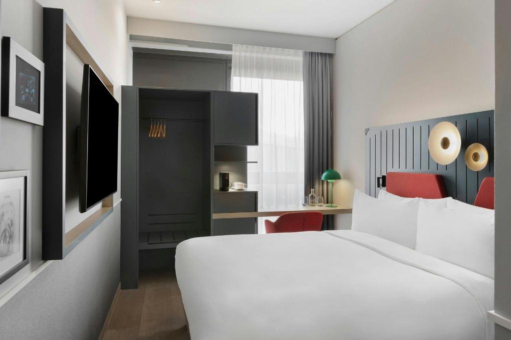 Courtyard, Guest Room, Deluxe, King Bed, Courtyard View