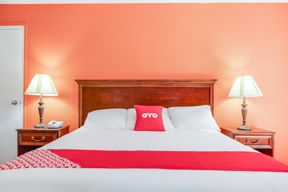 OYO Hotel Mona Lake Muskegon 12/36
