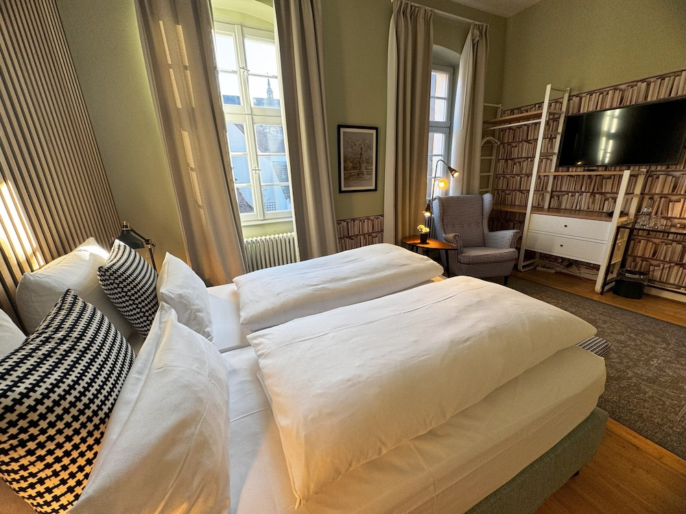 1 Bedroom, City, Queen Bed