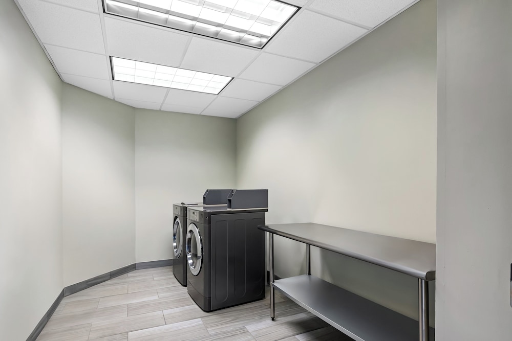Holiday Inn Express Hotel and Suites Ada 53/57
