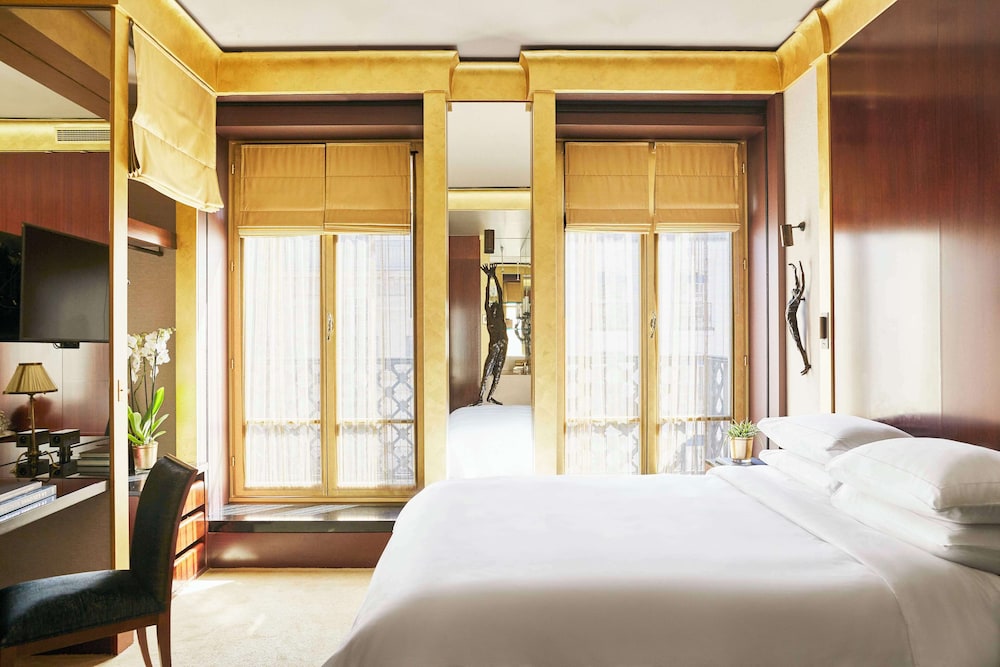 ROOM, KING BED, PEACE STREET VIEW
