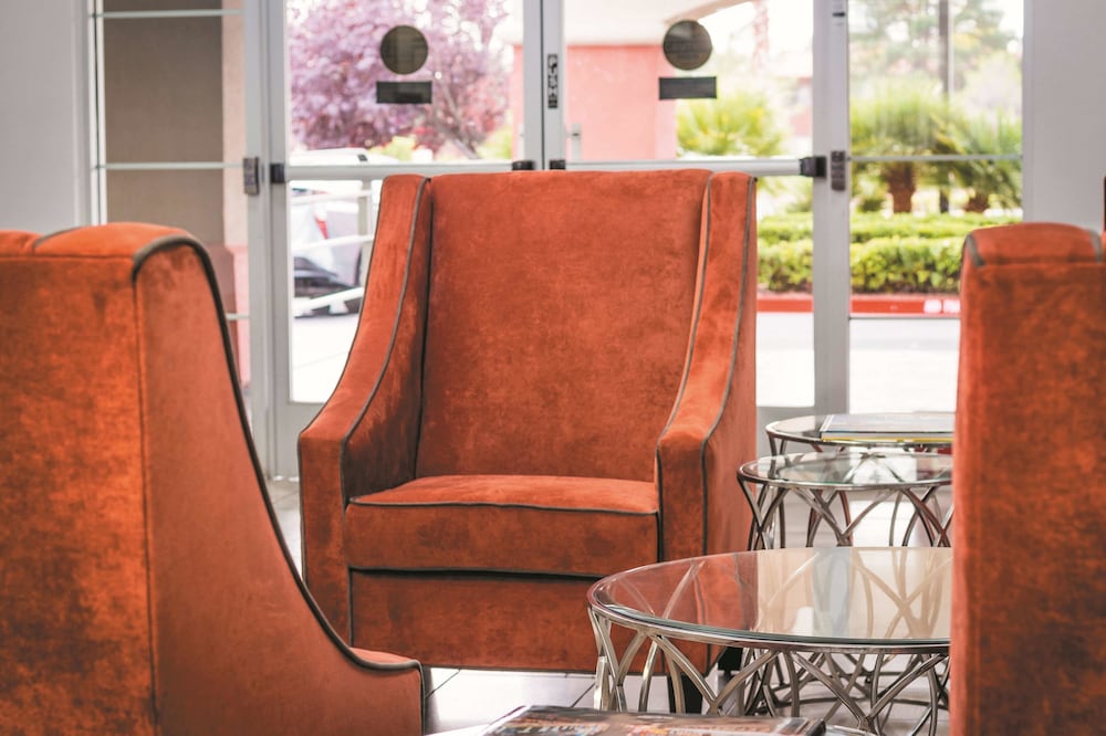 La Quinta Inn & Suites by Wyndham Las Vegas Red Rock 33/42