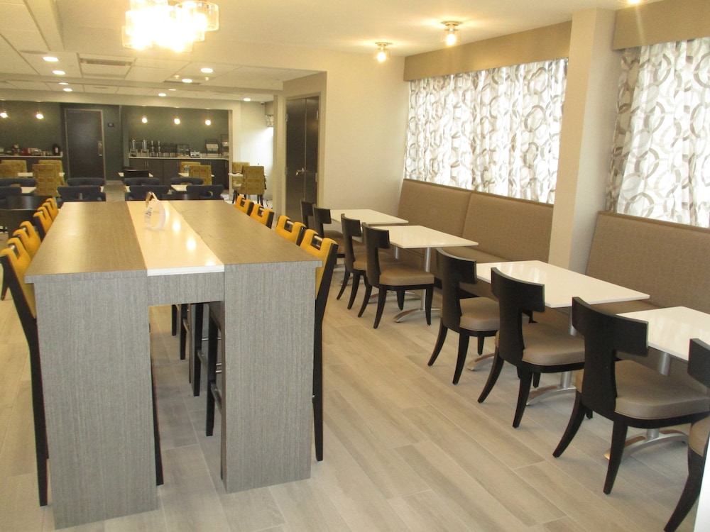 Best Western Plus Bloomington East Hotel 21/24