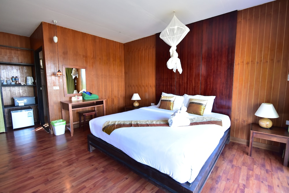 Koh Ngai Thanya Beach Resort 19/65