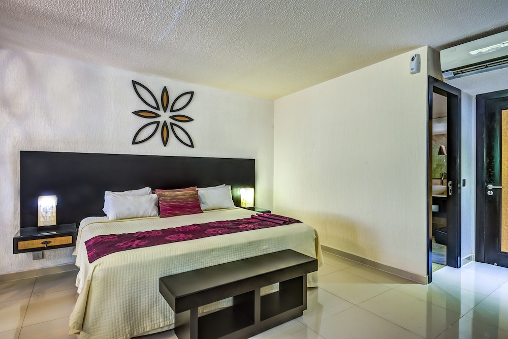 SUITE, KING BED