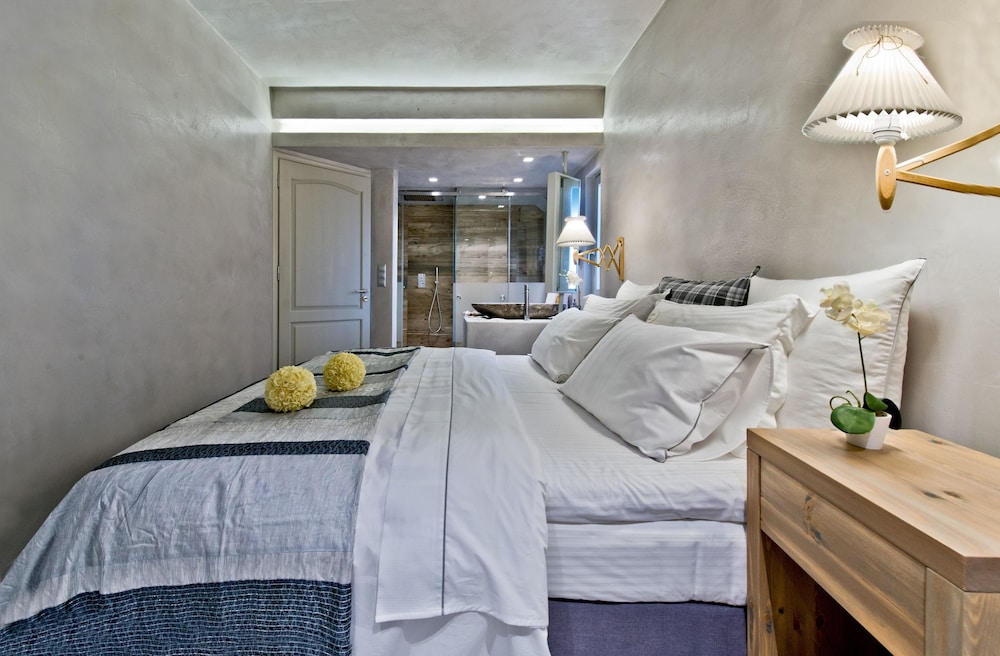 2 Bedrooms, Executive, Suite, 1 Queen and 3 Single Beds, Beach Front