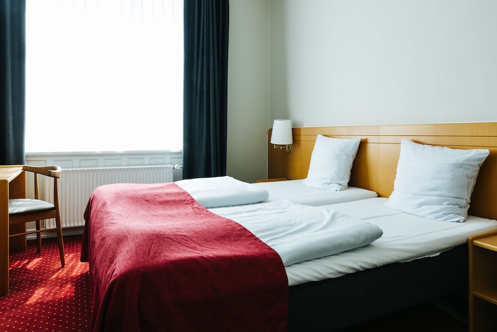 ECONOMY, DOUBLE OR TWIN BED, SHARED BATHROOM